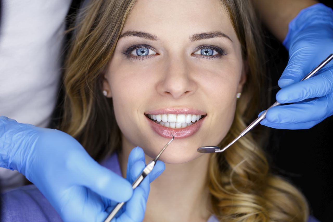 Jakie zabiegi oferuje każdy gabinet dentystyczny?