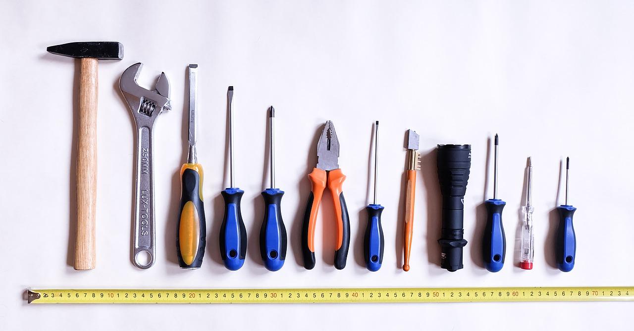 Jakie narzędzia powinny znaleźć się w domowym garażu?
