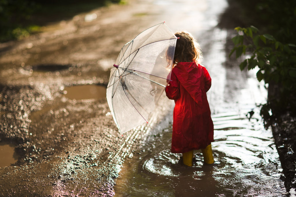 Deszczowa piosenka – gumowce dla dzieci na zabawy w deszczu
