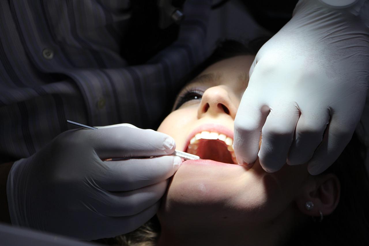 Leczenie ortodontyczne – jak wygląda krok po kroku