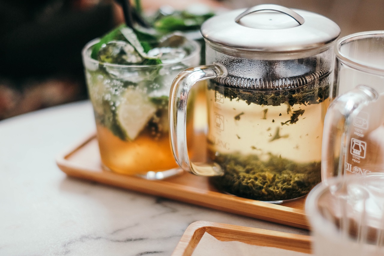 Zielona herbata liściasta – niby zwykły napój, a ile korzyści!