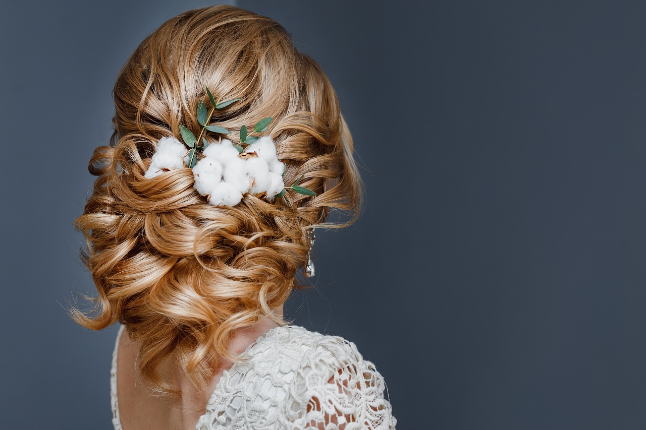 Fryzura na ślub – jakie upięcia są modne w sezonie weselnym 2021?