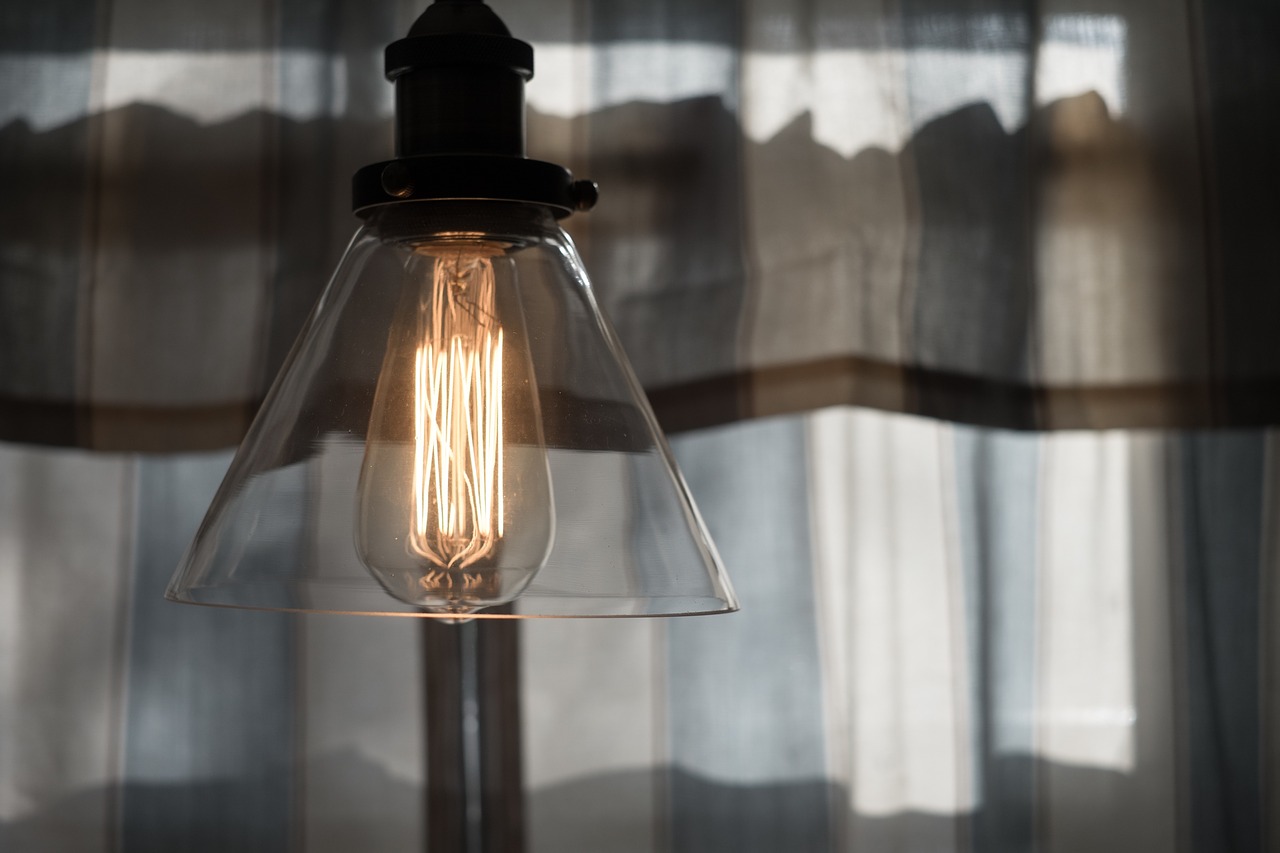 Jak odpowiednio dobrać lampę do stylu, w którym urządzone jest mieszkanie?