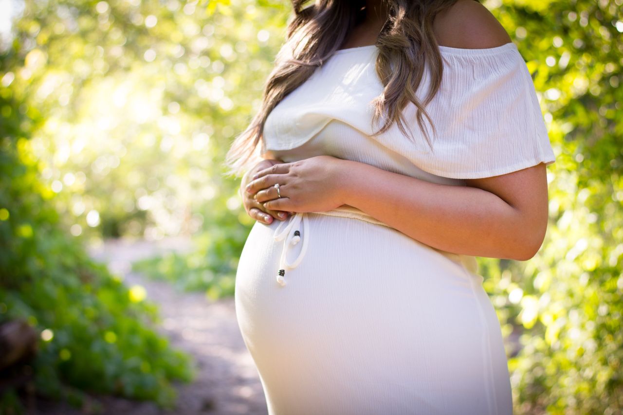 Moda ciążowa – jakie ubrania najczęściej ubierają kobiety w ciąży?
