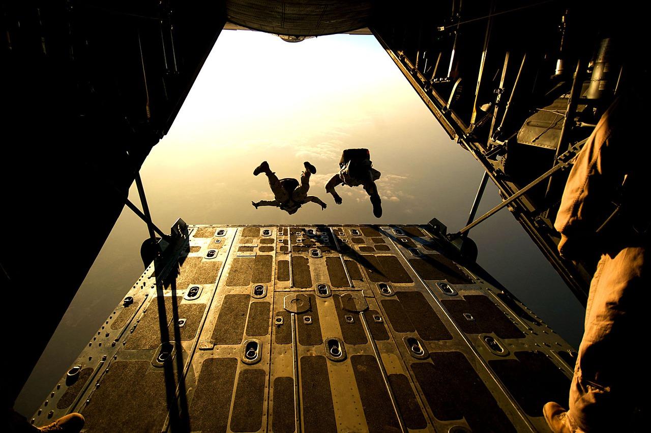 Skoki spadochronowe w tandemie – jakie mają plusy?
