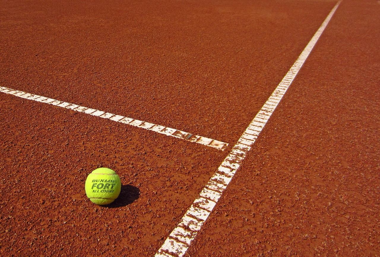 Utrzymanie kortu tenisowego w dobrym stanie – jakie czynności są pod tym względem istotne?