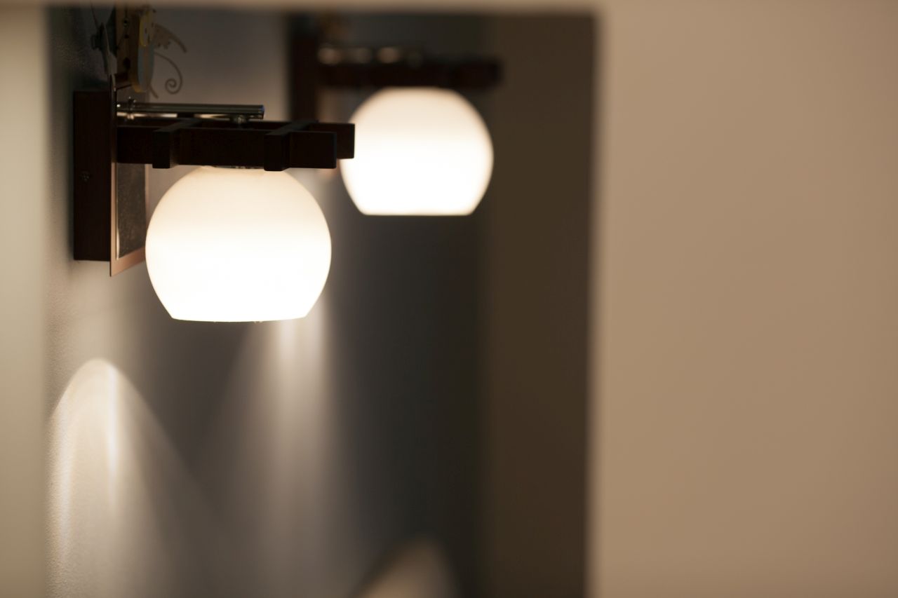 Oświetlenie wewnętrzne w domu – jak wybrać odpowiednie?